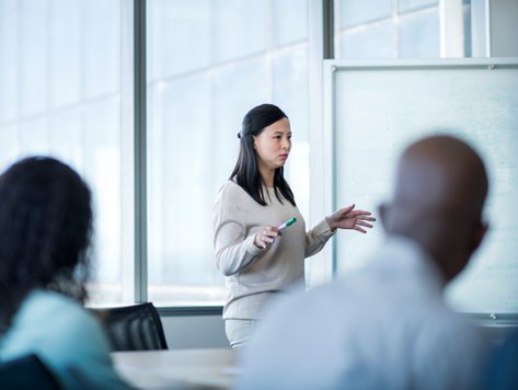 En affärskvinna håller i en presentation för sina kollegor
